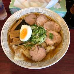 手打ちラーメン チャーシュー ワンタン 大盛り 小ライス