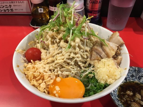 「冷やしまぜそば少なめ・ヤサイ増黒脂ガリマヨW・ニンニクマシ」@用心棒 市ヶ谷飯田橋の写真