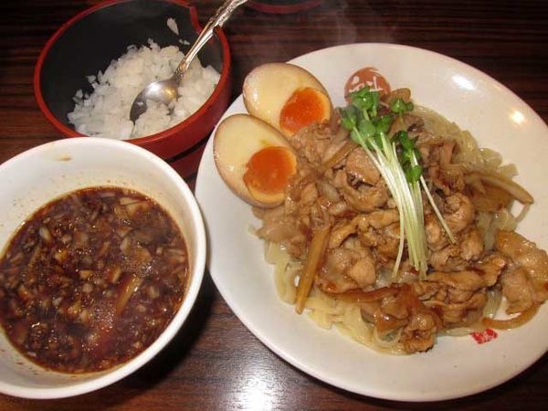 「肉盛りつけ麺並　800円＋無料の肉ちょい増し・味玉」@魁 肉盛りつけ麺 六代目けいすけの写真