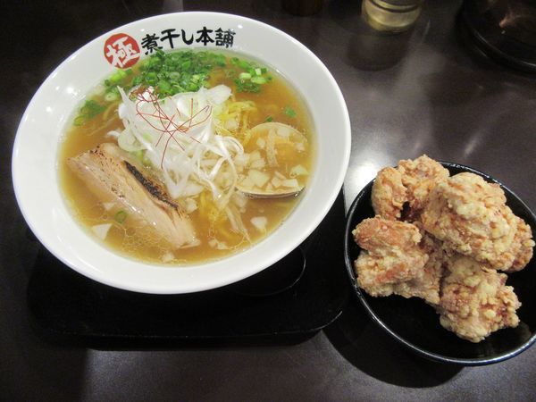 「限定　蛤と煮干しの塩らーめん（８４０円）＋唐揚げ」@極煮干し本舗 荒川沖店の写真