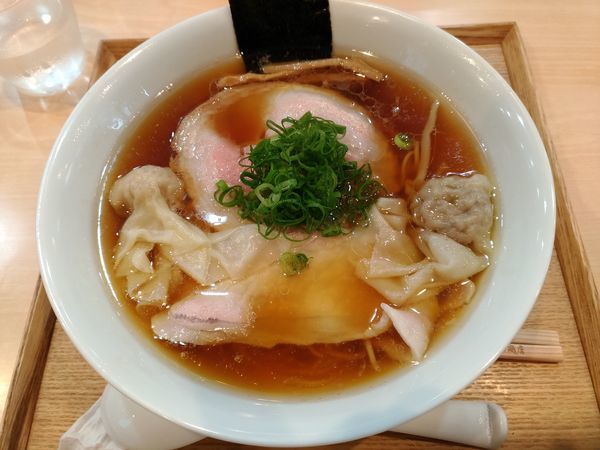 「わんたん入りしょうゆらぁ麺」@飯田商店 湯河原本店の写真