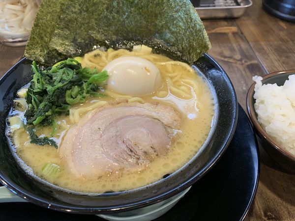 「醤油ラーメン＋たまご」@横浜家系ラーメン さがみ家 インターパーク店の写真