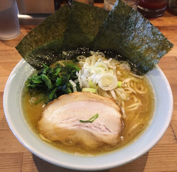「豚骨ラーメン(麺硬め油多め)」@鶴一家の写真