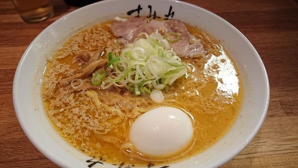 「味噌ラーメン+半熟ゆでたまご」@すみれ 札幌すすきの店の写真