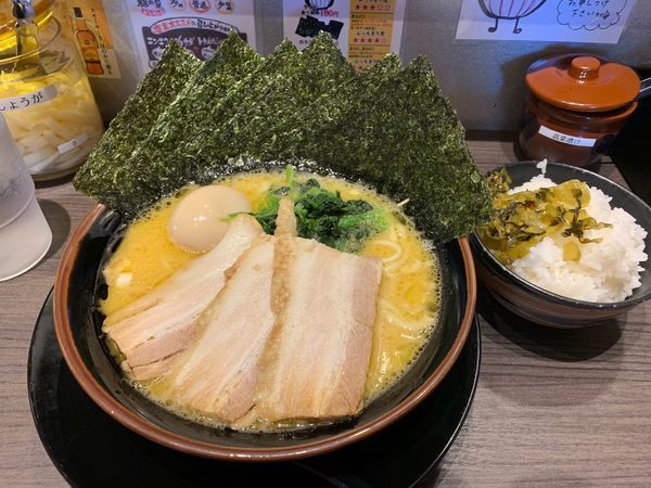 「スペシャルラーメン 900円」@横浜家系ラーメン 壱楽家 日比野店の写真