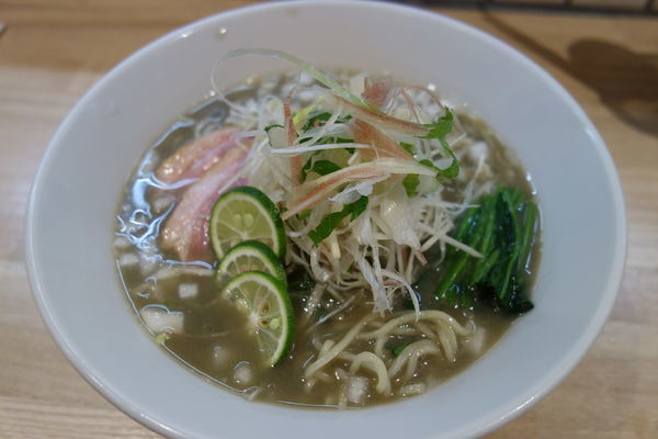 「【限定】冷製たっぷり薬味とスゴニボらーめん」@中華ソバ ビリケンの写真