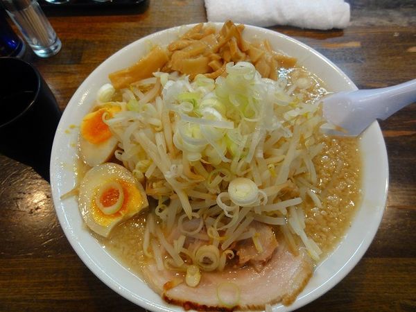「中盛醤油らーめん 800円背脂多め野菜メンママシ　クーポン卵」@こってりらーめん 誉の写真
