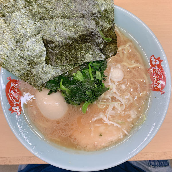 「ラーメン 並盛＋味付タマゴ」@横浜ラーメン 町田家 新宿南口店の写真