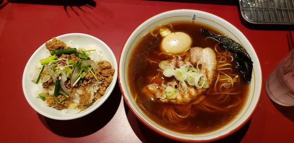 「ミックスラーメン味玉　そぼろごはん」@戸越らーめん えにしの写真