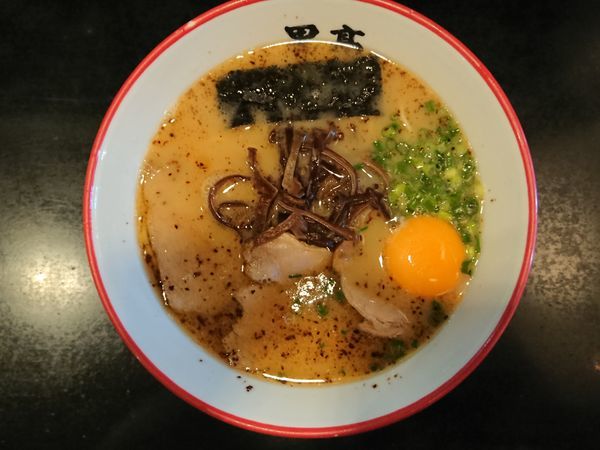「ラーメン＋生卵」@黒亭 本店の写真