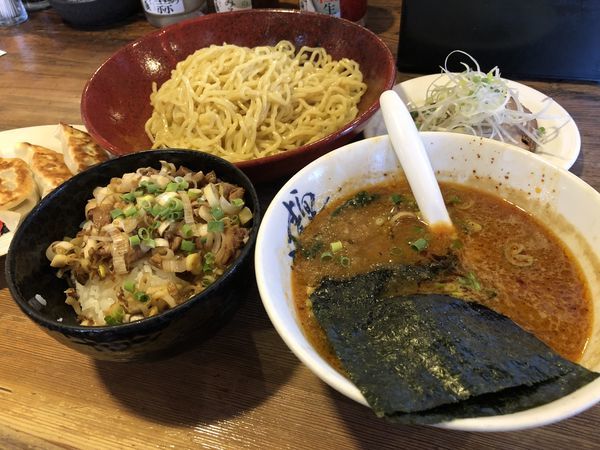 「辛味つけ麺＋ネギチャーシュー丼＋餃子＋ネギ」@横濱家 鶴川店の写真