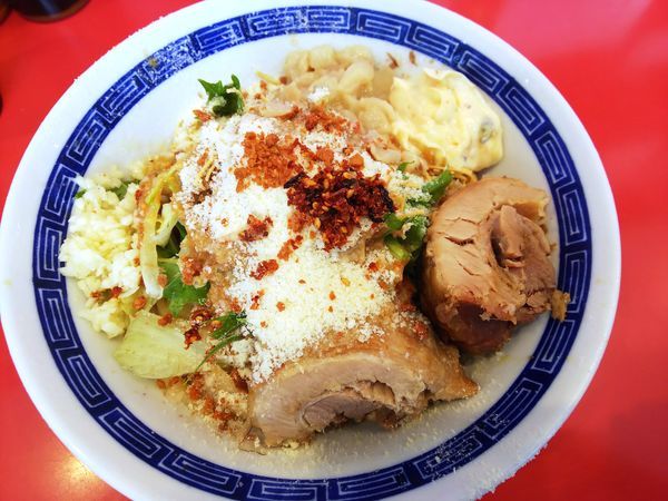 「【限定】冷しまぜそば　粉以外全部＋豚　900円」@ジャンプの写真