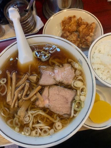 「ラーメン・からあげ・半ライス 950円　※今週の日替りC」@十八番の写真