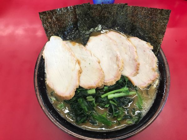 「チャーシューメン（5枚）880円 中盛 100円 青菜100円」@家系ラーメン 王道家の写真