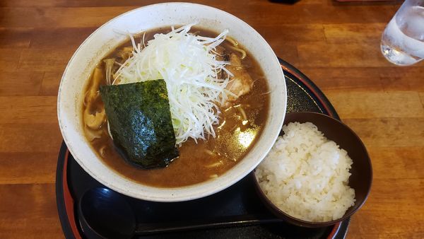 「中華そば　大（太麺・穂先メンマ・ネギ）ライス」@くりの木 加須店の写真