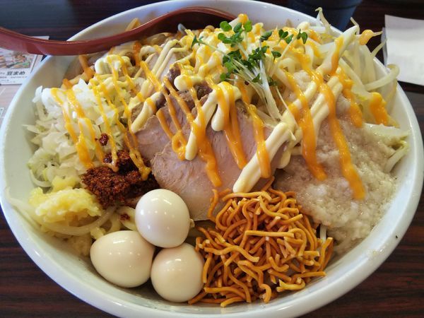 「【限定】ジャンクまぜそば塩味全部のせ　大　＋チャーシュー２枚」@煮干しらあめん 燕黒の写真