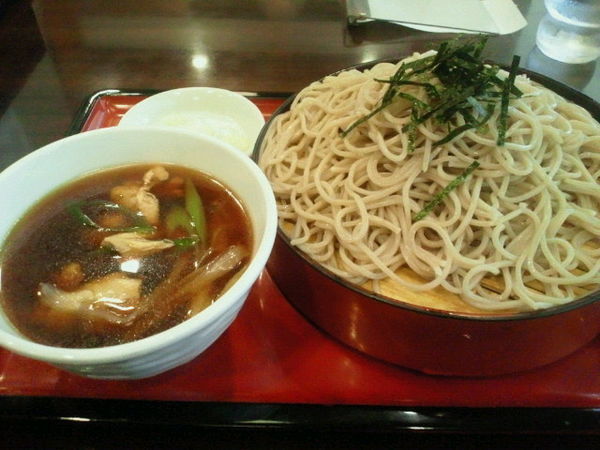 「かしわざる中盛 800円、ヱビスビール 680円」@そば処 丸松の写真