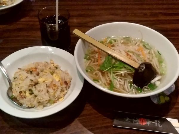 「本日の日替わり①(塩もやしラーメン＋五目チャーハン)780円」@上海華龍 ヤマダ電機LABI1高崎店の写真