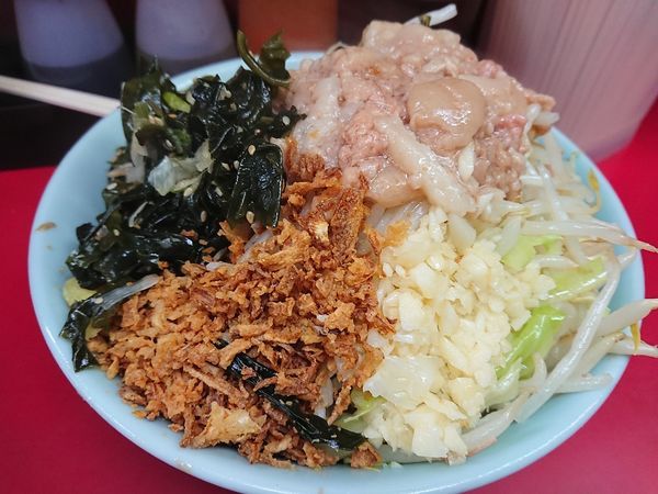 「冷やし汁無し 豚入り ワカメ」@ラーメン二郎 中山駅前店の写真