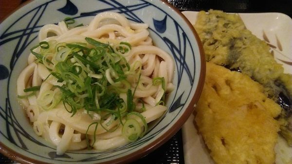 「ぶっかけうどん（冷）並 290円＋天ぷら2品 240円」@丸亀製麺 小岩PoPo店の写真