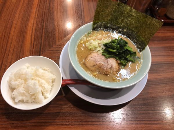 「豚骨醤油➕ほうれん草」@横浜家系 清六家 筑波大学店の写真