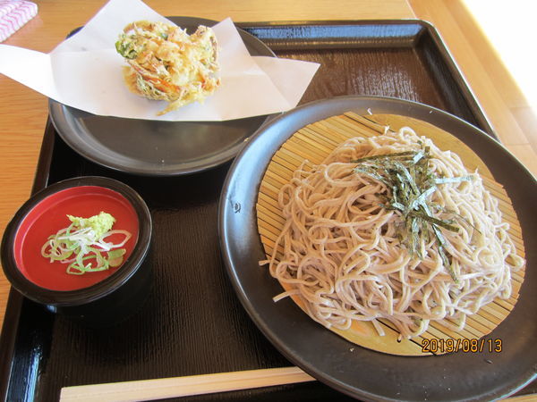 「大盛かき揚げざるそば８００円」@道の駅ふたつい KoiKoi食堂の写真