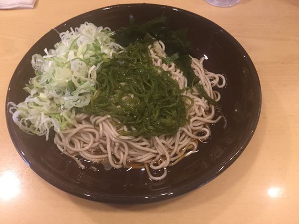 「冷やしめかぶそば・大盛、ネギ多目(¥460)」@吉そば 神田店の写真