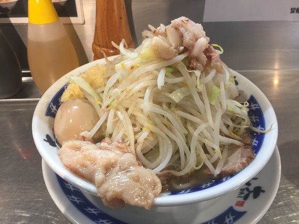 「ラーメン　煮卵　ヤサイ多め　ニンニクあぶら増し」@ラーメン大 下高井戸店の写真