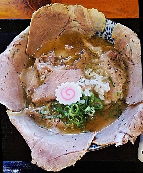 「のみほし煮干しそば＋はみだしチャーシュー 1060円」@豚骨中華そば おかわりやの写真