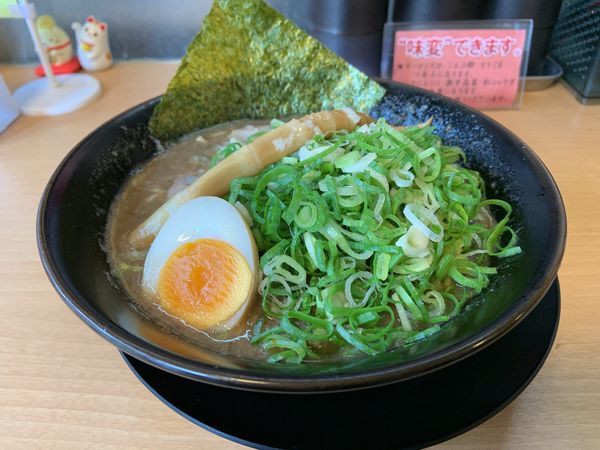 「メガとんこつ750」@濃厚らーめん 驚麺屋の写真