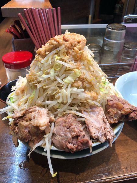 「ラーメン中750円 生卵50円 豚増し200円ヤサイアブラマシマ」@立川マシマシ OGKB店の写真