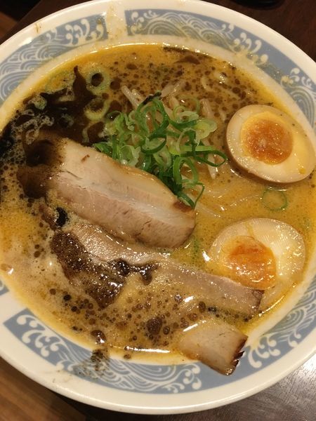 「炙り焼豚と黒マー油の味噌ラーメン699円＋税」@バーミヤン 川口東本郷店の写真
