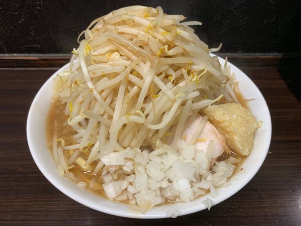 「ラーメン＋豚2枚 やさい ニンニク 玉ねぎ カラメ」@らーめん虎丸の写真