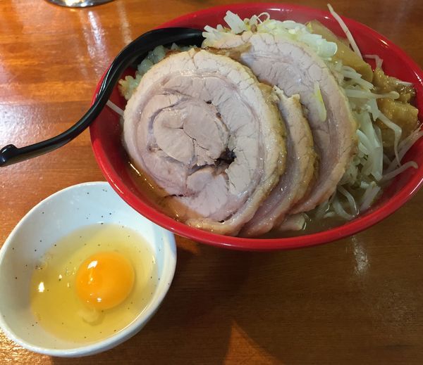 「中ラーメン(野菜マシニンニクアブラネギ)＋チャーシュー＋生卵」@麺屋 もりのの写真