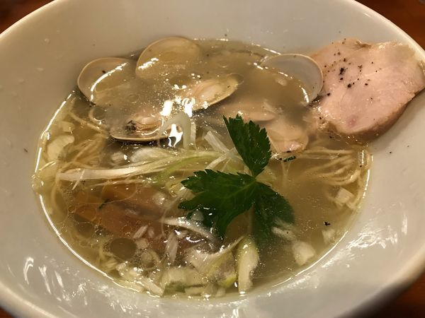 「鳥と蛤の塩ラーメン  850円」@醤油と貝と麺そして人と夢の写真