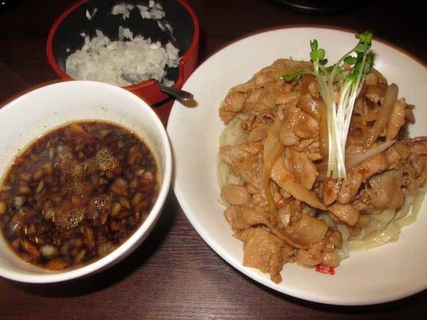 「肉盛りつけ麺並　800円＋無料の肉ちょい増し」@魁 肉盛りつけ麺 六代目けいすけの写真