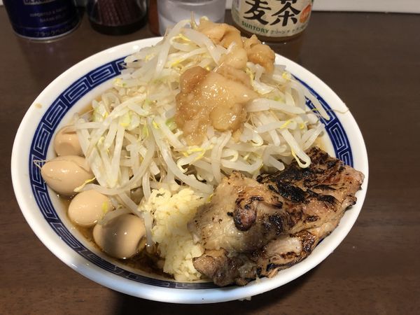 「えびラーメンうずら炙り豚ヤサイニンニクアブラ」@ラーメン ゼンゼンの写真