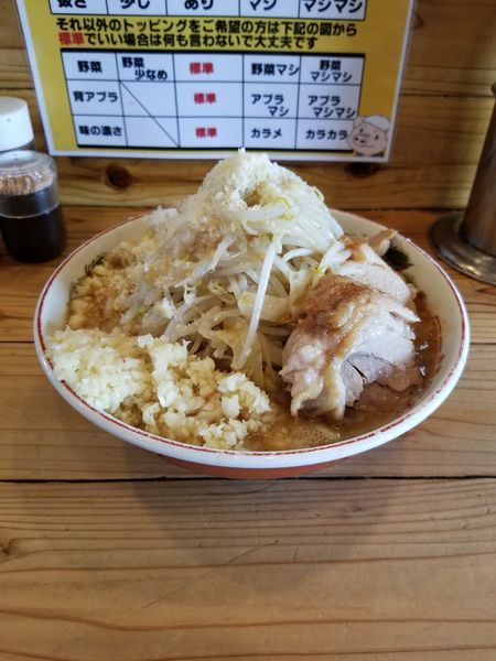 「ラーメン小(250g)硬め・ニンニクマシマシ全マシ＋粉チーズ」@ラーメン神豚 関東学院前店の写真