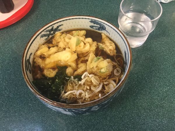 「かけそば+バラ玉ねぎ（￥280+70）」@明神そばの写真