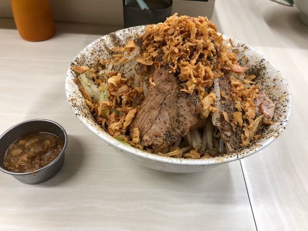 「汁なし・野菜・チップ・ペッパー・アブラ」@ラーメン荘 歴史を刻め 本店の写真