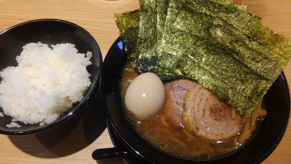 「豚骨醤油、味玉、のり、大ライス」@麺屋 辰巳の写真