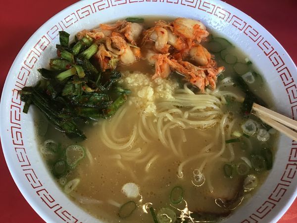 「ラーメン600円(粒ニンニク・ニラ・キムチ食べ放題)」@金龍ラーメン 御堂筋店の写真