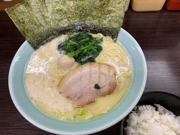「ラーメン（塩）＋サービスライス」@横浜家系ラーメン 日テレ通り 魂心家の写真