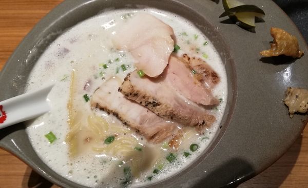 「鶏白湯チャーシュー麺1050円、餃子3個ライスセット200円」@RAMEN FACTORY TORISETSUの写真