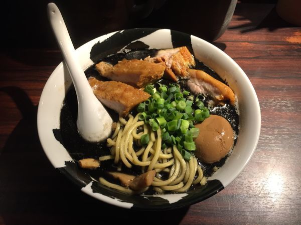 「味玉チャーシュー麺（黒）」@麺屋武蔵 武骨の写真