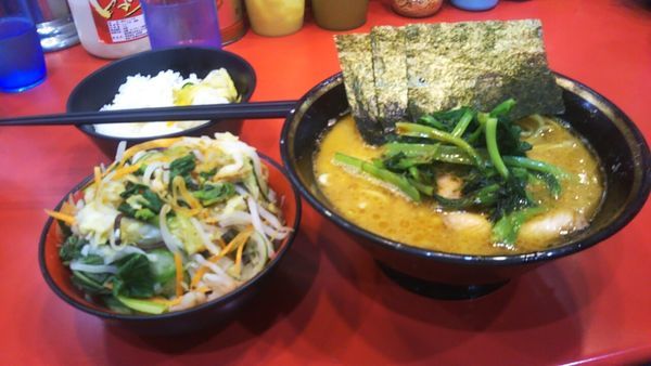 「らーめん（固め・濃め）+ライス+野菜畑」@家系総本山 ラーメン吉村家の写真