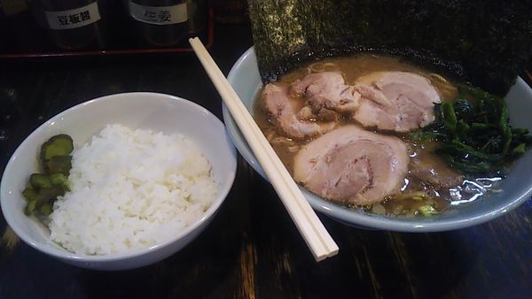 「チャーシューらーめん（固め・濃め）+ライス」@らーめんありがた家の写真