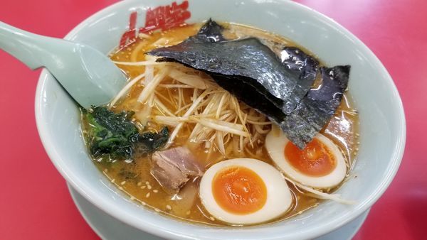 「特製味噌ネギラーメン　味玉トッピング」@山岡家 松本店の写真