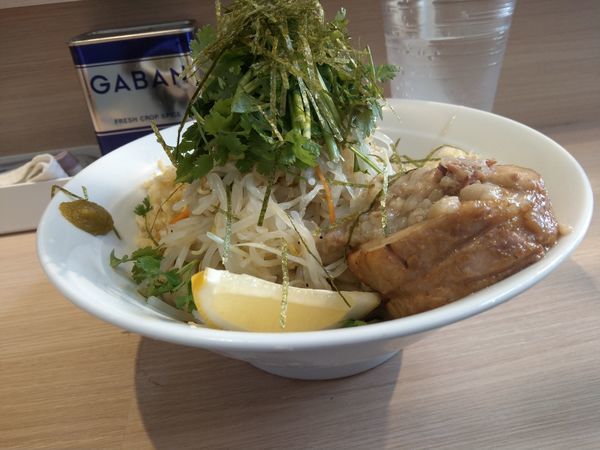 「【限定】ラーメン汁なし（塩・冷やし）+　パクチー」@麺屋 味方の写真
