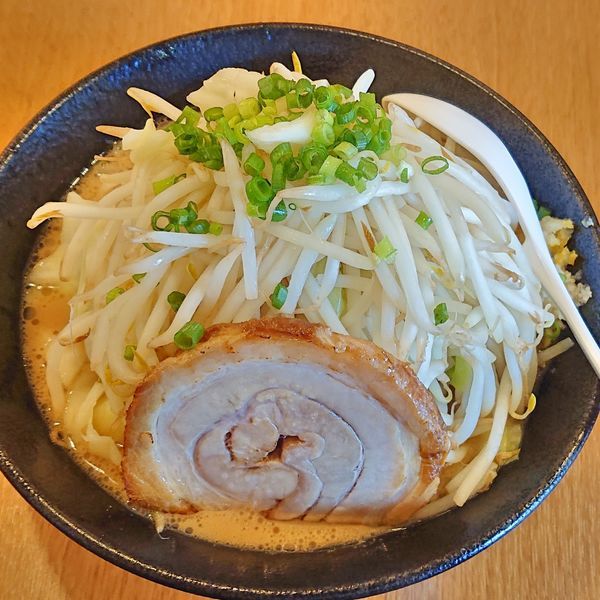 「てんこ盛りラーメン830 きゃべもや増し100」@ラーメン屋 まるの写真